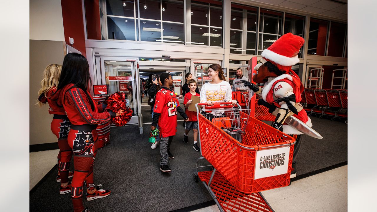 Bucs Offensive Line Lights Up Christmas Event Gallery