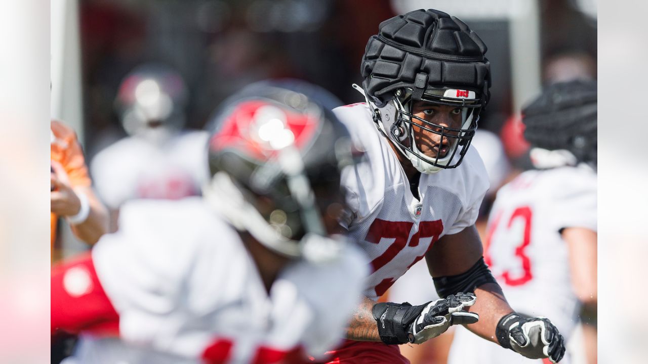 TAMPA, FL - DECEMBER 18: Tampa Bay Buccaneers offensive lineman Brandon  Walton (73) sets up to pass