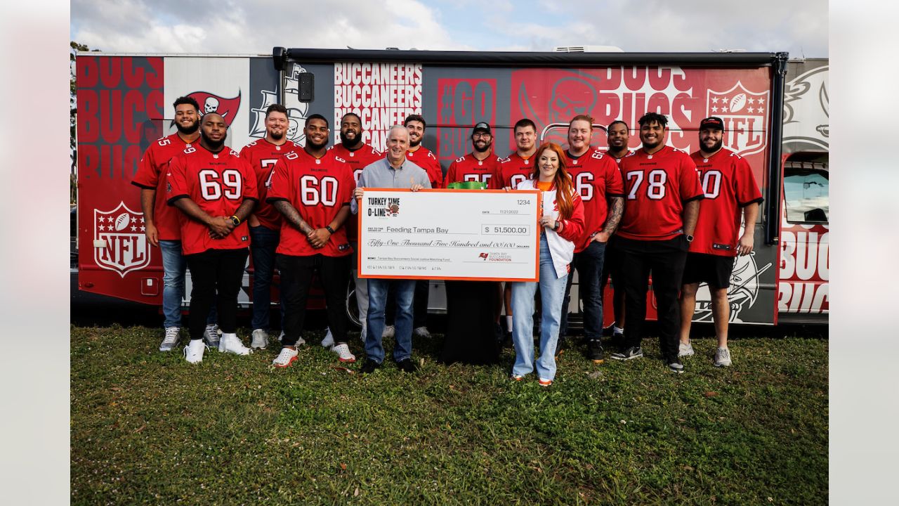 Bucs linemen hand out Thanksgiving dinner to 1,000 families in  drive-through event