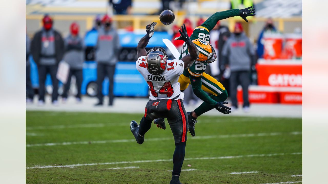 Tampa Bay Buccaneers vs. Green Bay Packers . NFL Game. American Football  League match. Silhouette of professional player celebrate touch down.  Screen Stock Photo - Alamy