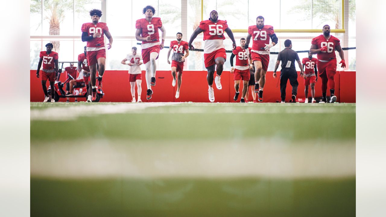 TAMPA, FL - AUG 02: Tampa Bay Buccaneers tight end Kyle Rudolph (8) runs  upfield during the Tampa Bay Buccaneers Training Camp on August 02, 2022 at  the AdventHealth Training Center at