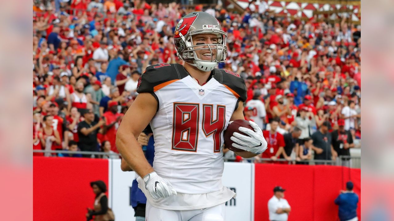 Tampa Bay Buccaneers Re-Sign Cameron Brate - Last Word on Pro Football