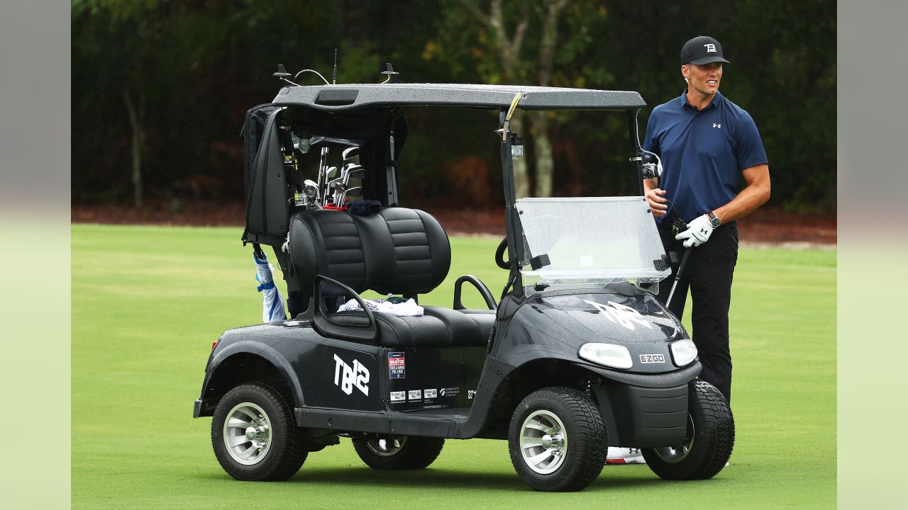 Tom Brady sinks epic fairway shot in The Match vs. Tiger Woods, Manning