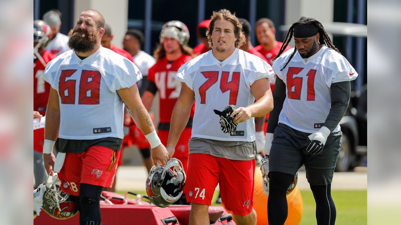 Tampa Bay Buccaneers center Joe Hawley (68) sets to block against the New  Orleans Saints during …