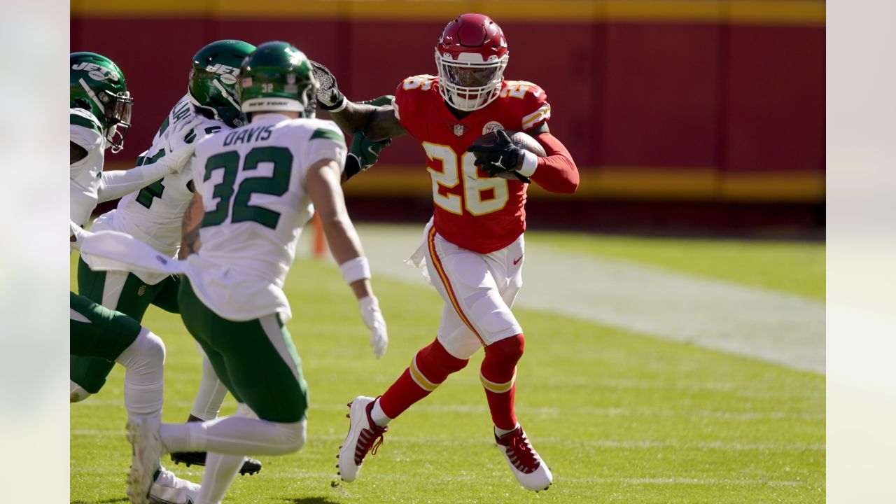 New York Jets running back Le'Veon Bell (26) runs the ball against