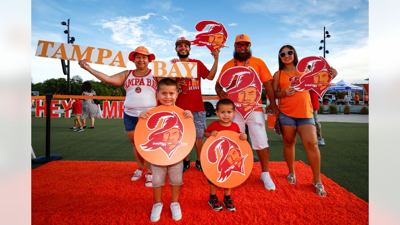 Public practice, fireworks highlight Bucs' 'Creamsicle Day'