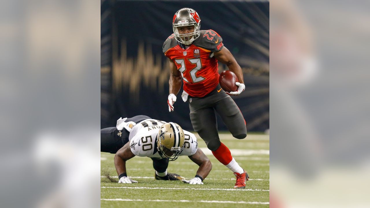 DOUG MARTIN, Tampa Bay Buccaneers running back runs for an 84 yard gain -  11.22.15 - Gold Medal Impressions