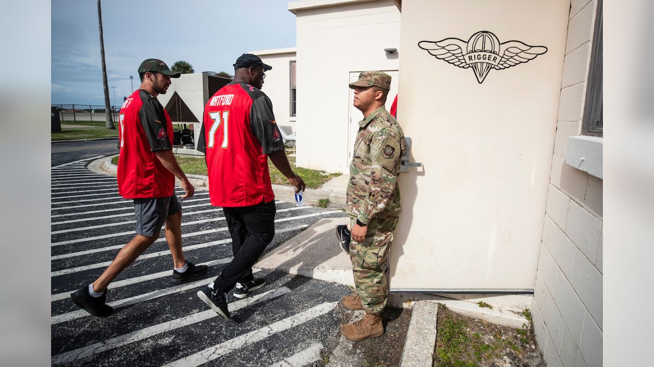 Tampa Bay Bucs salute MacDill servicemembers > Air Force Reserve Command >  News Article