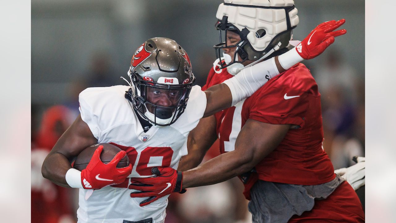 TAMPA, FL - AUGUST 13: Tampa Bay Buccaneers runningback Rachaad White (29)  warms up before the preseason game between the Miami Dolphins and the Tampa  Bay Buccaneers on August 13, 2022 at