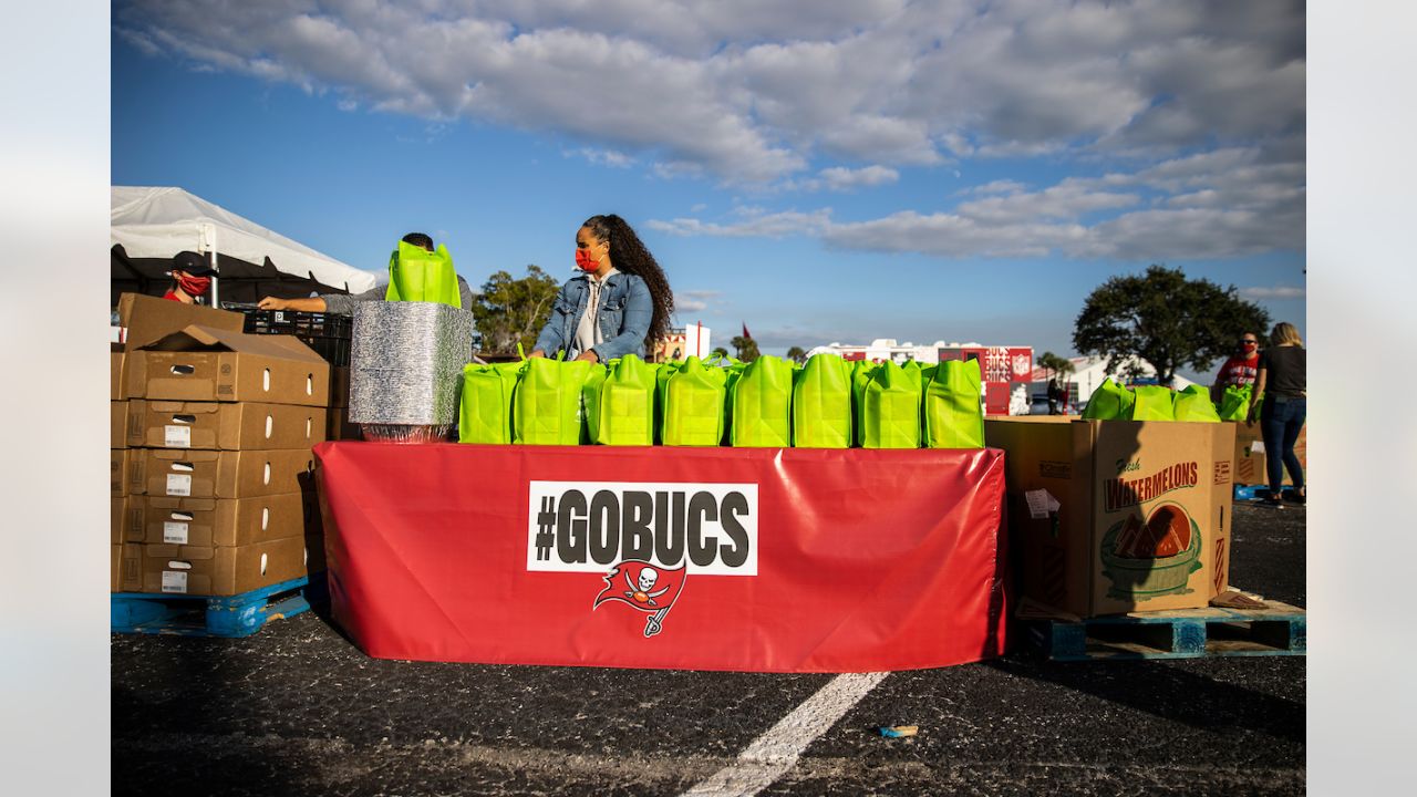 Bucs O-Line Hands Out Thanksgiving Meals to Families in Need