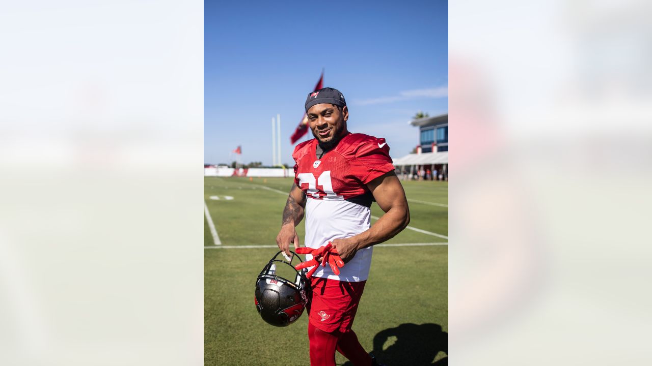 Los Angeles Rams: Ndamukong Suh wears team gloves in Bucs photo