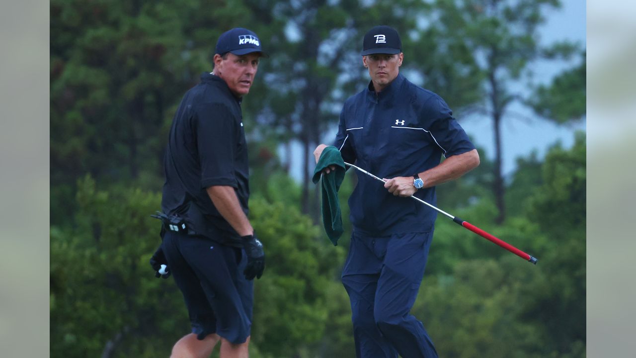 Tom Brady sinks epic fairway shot in The Match vs. Tiger Woods, Manning