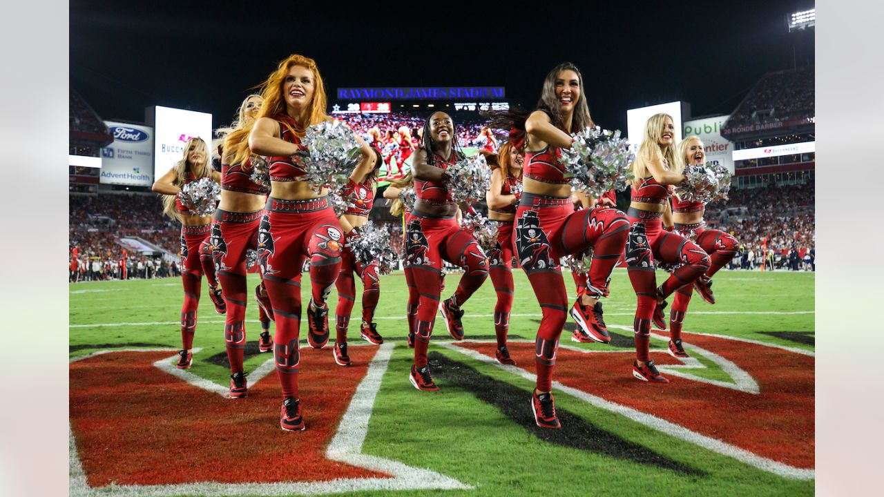 2,221 Tampa Bay Buccaneers Cheerleaders Photos & High Res Pictures