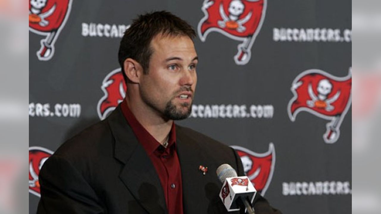 That time the Buccaneers misspelled Mike Alstott's name at his retirement  ceremony - Bucs Nation