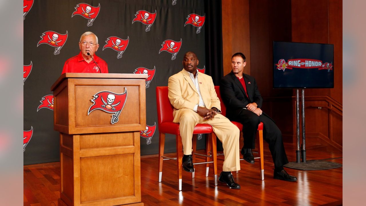 That time the Buccaneers misspelled Mike Alstott's name at his retirement  ceremony - Bucs Nation