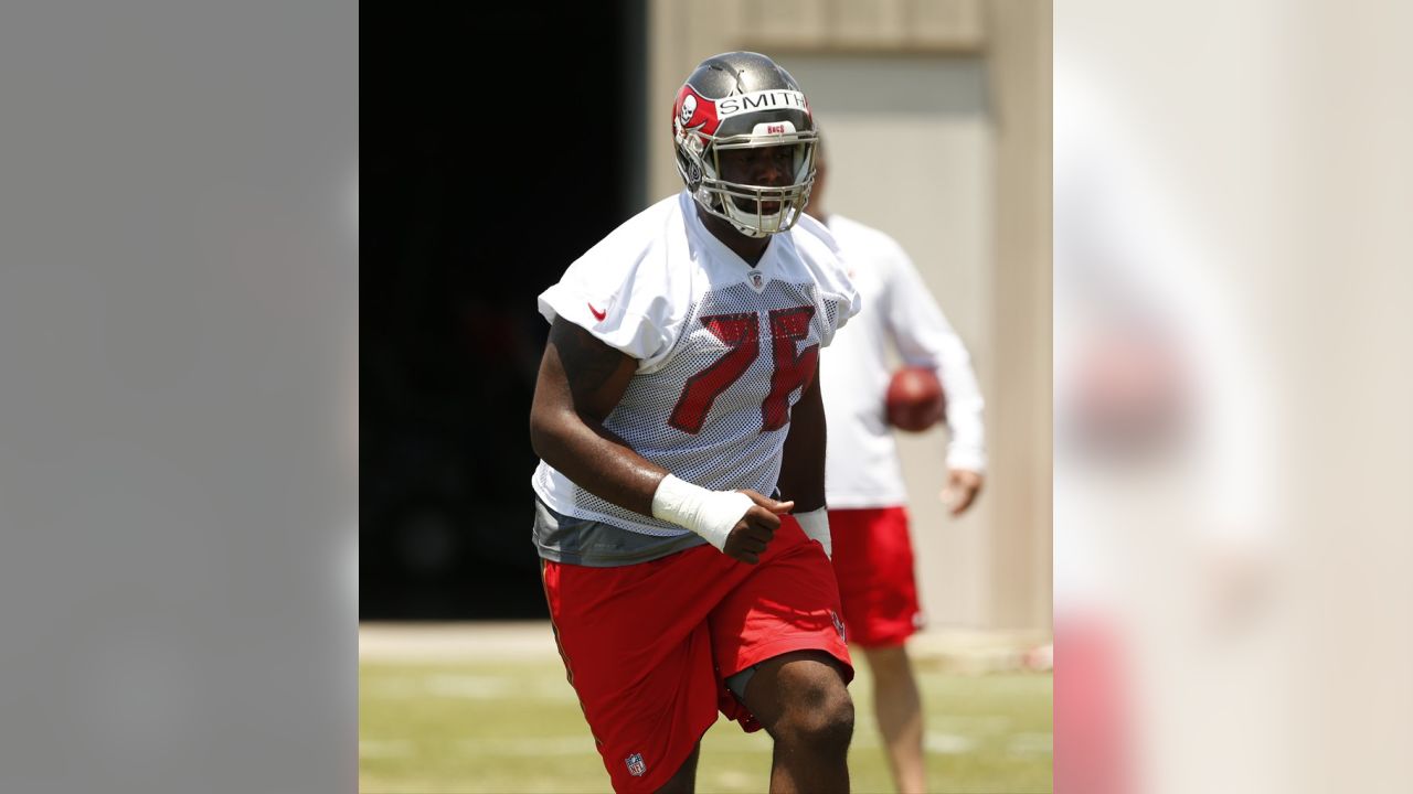 San Francisco 49ers are eyeing Bucs DE Jacquies Smith