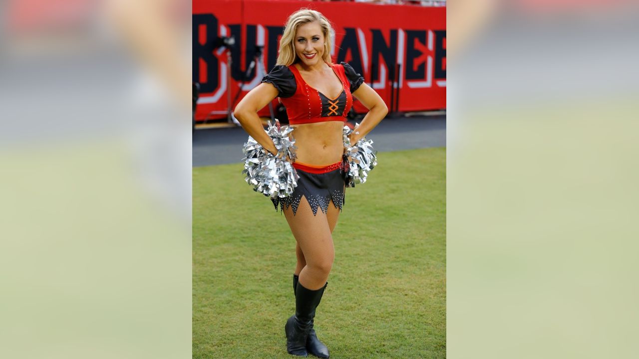 File:Tampa Bay Buccaneers Cheerleaders in 2015.jpg - Wikipedia