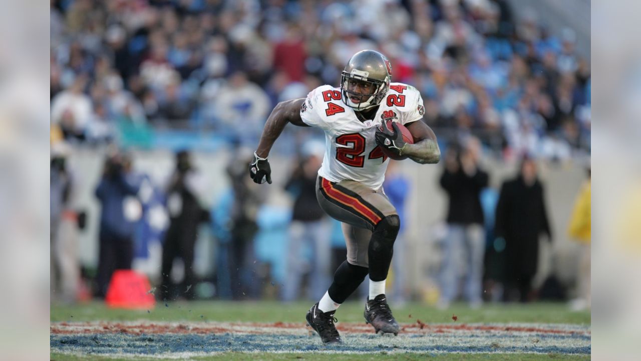 160 Tampa Bay Buccaneers Cadillac Williams Photos & High Res Pictures -  Getty Images