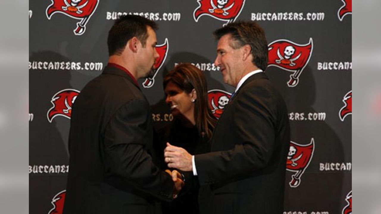 That time the Buccaneers misspelled Mike Alstott's name at his retirement  ceremony - Bucs Nation