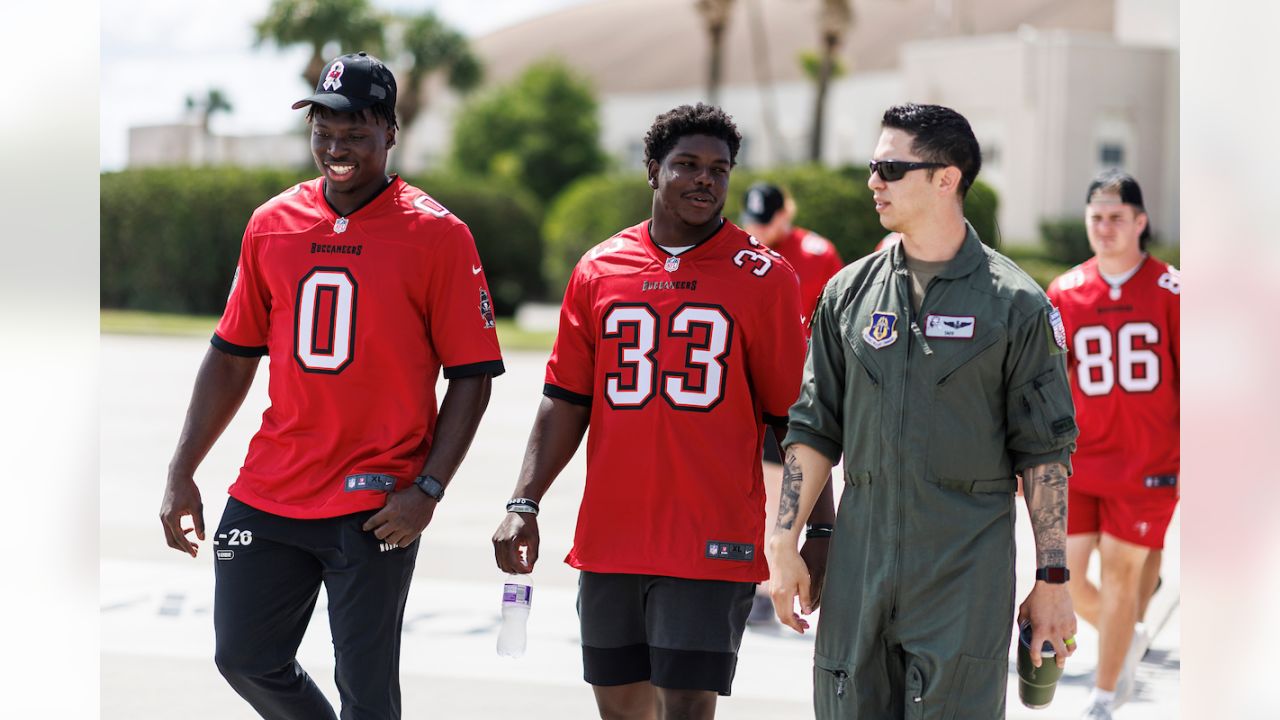 Tampa Bay Bucs salute MacDill servicemembers > Air Force Reserve Command >  News Article