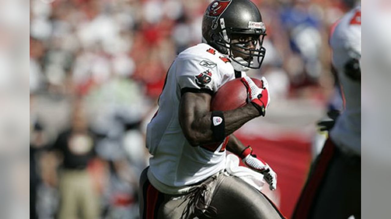 Tampa Bay Buccaneers Michael Spurlock (81) escapes San Francisco