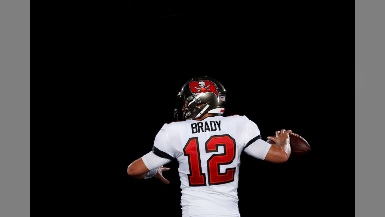 Bucs unveil their first photos of Tom Brady in uniform