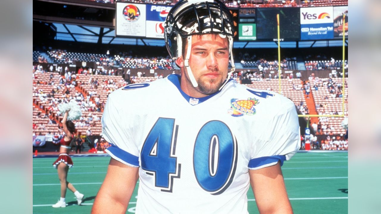 Tampa Bay Buccaneers' fullback Mike Alstott greets members of the Seattle  Seahawks at Raymond James Stadium in Tampa, Florida on December 31, 2006.  The Seahawks beat the Buccaneers 23-7. Alstott's contract has