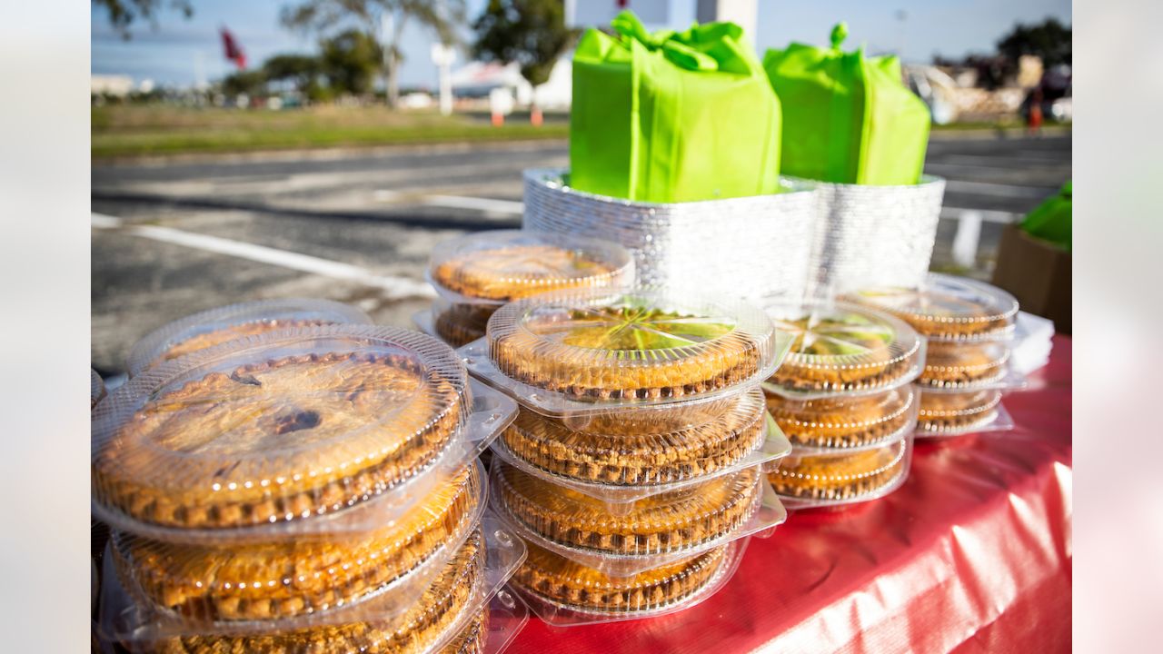 Bucs O-Line Hands Out Thanksgiving Meals to Families in Need