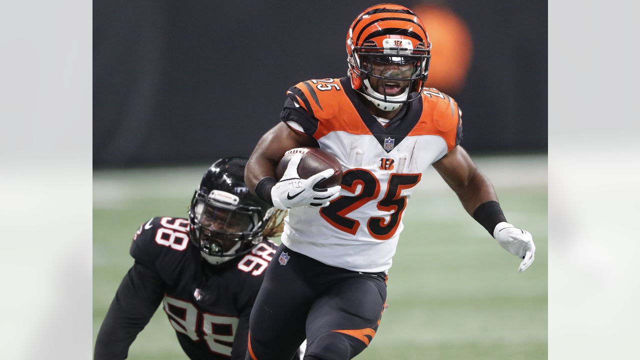 Tampa Bay Buccaneers running back Giovani Bernard (25) runs the ball during  an NFL wild-card playoff football game, Sunday, Jan. 16, 2022. (AP  Photo/Don Montague Stock Photo - Alamy