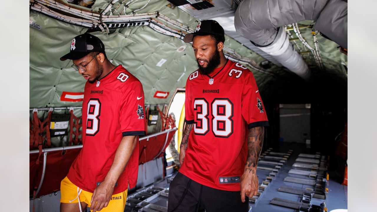 Team MacDill hosts Tampa Bay Buccaneers rookies > 927th Air Refueling Wing  > Article Display