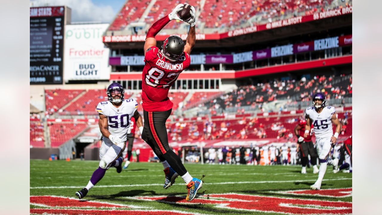 Ex-Arizona star Rob Gronkowski re-signs with Buccaneers, per