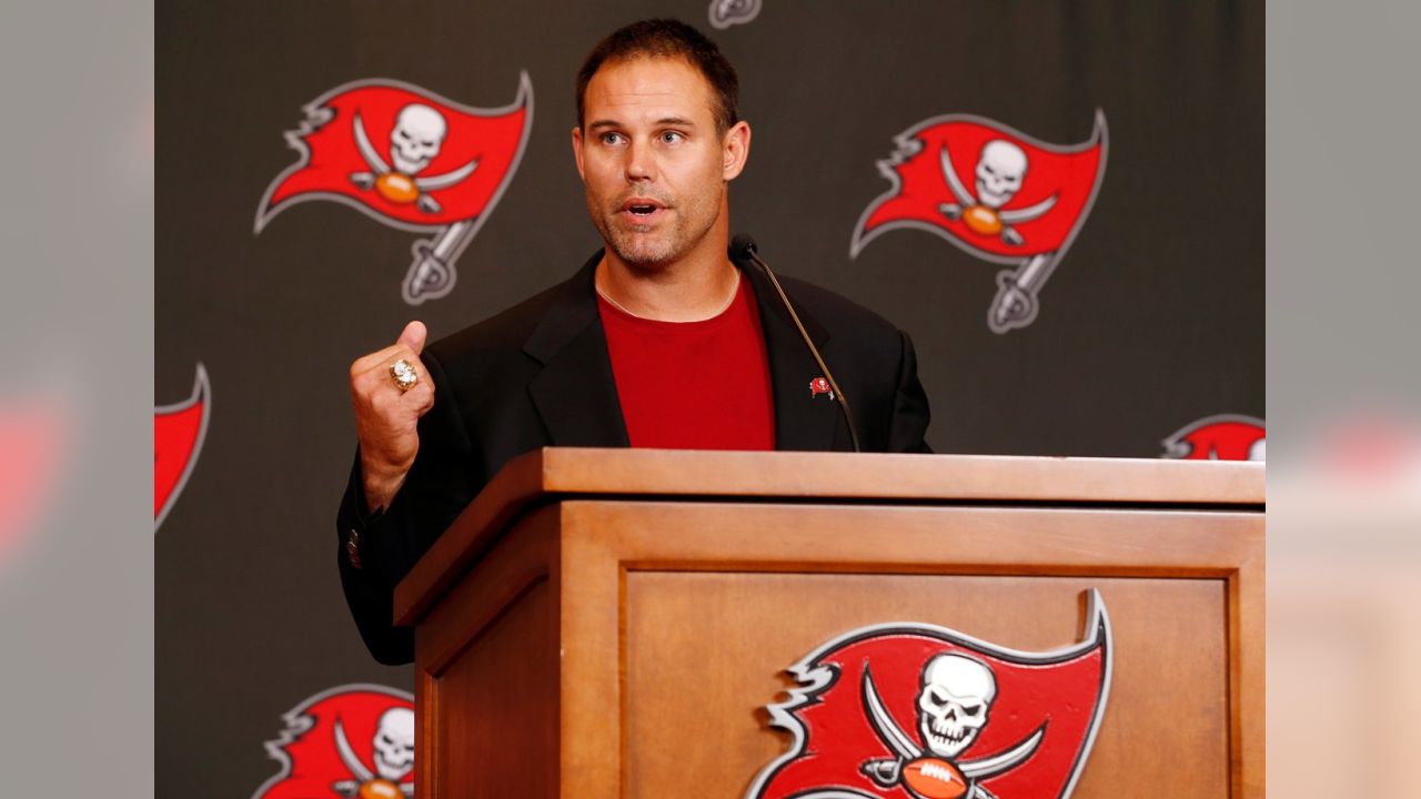 That time the Buccaneers misspelled Mike Alstott's name at his retirement  ceremony - Bucs Nation