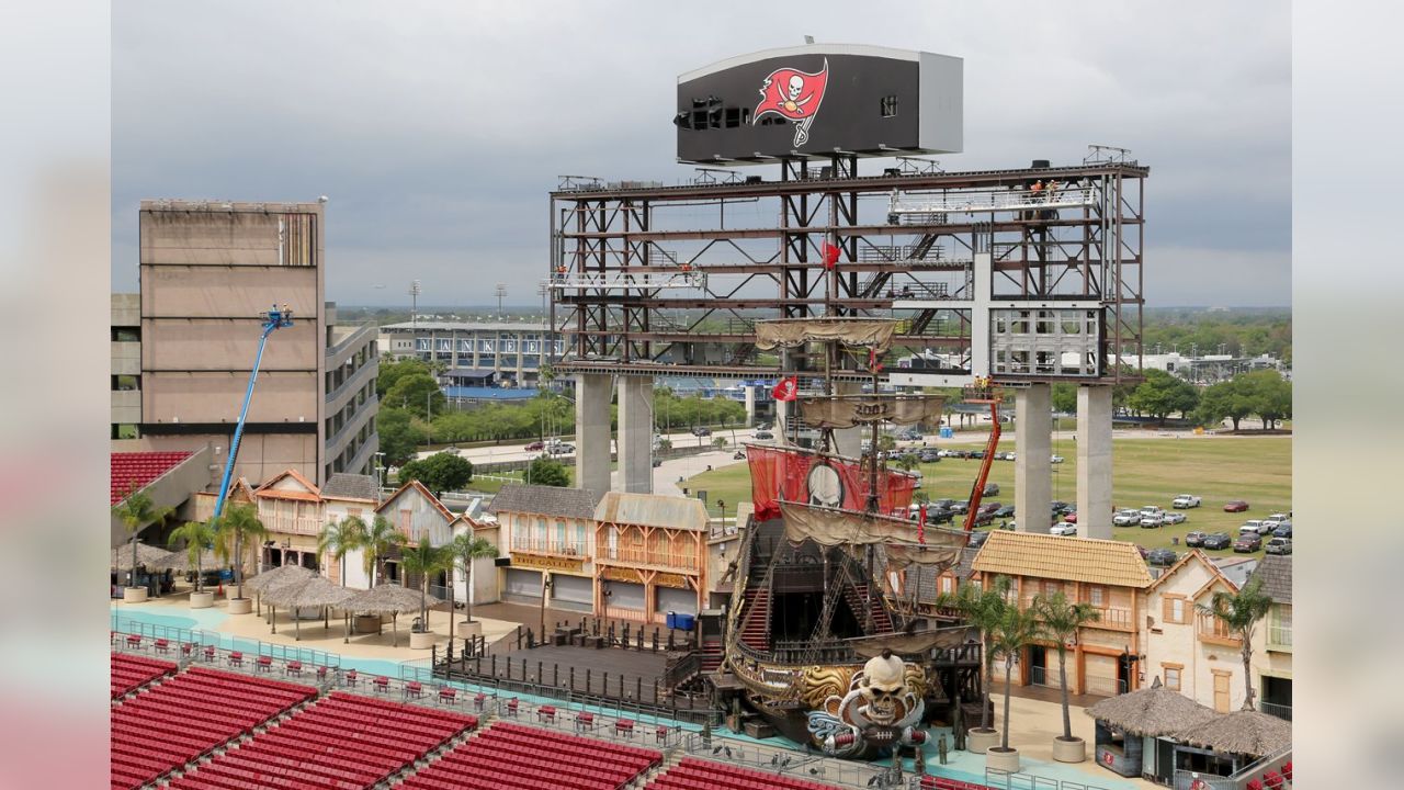 Raymond james stadium pirate ship hi-res stock photography and