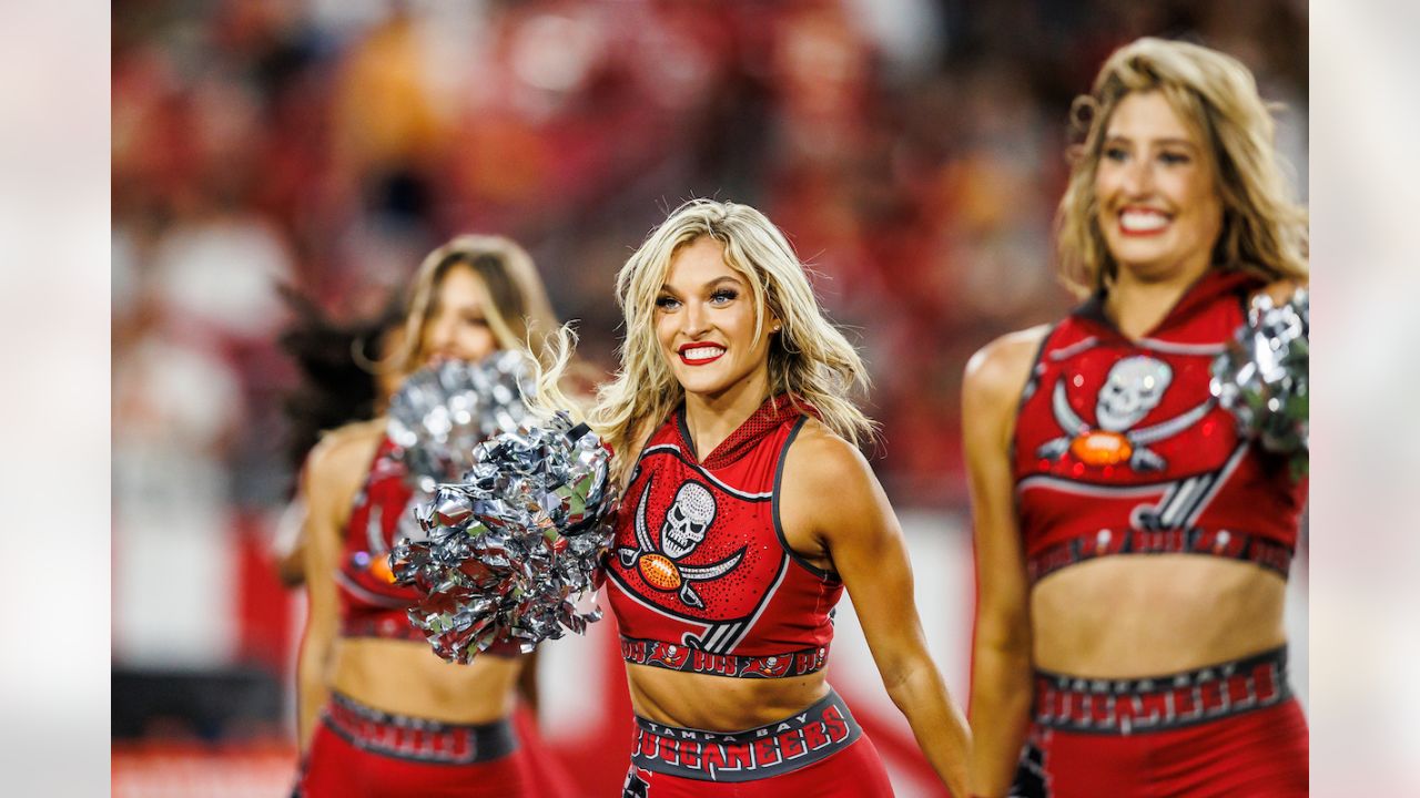 Download Tampa Bay Buccaneers Cheerleader Wallpaper