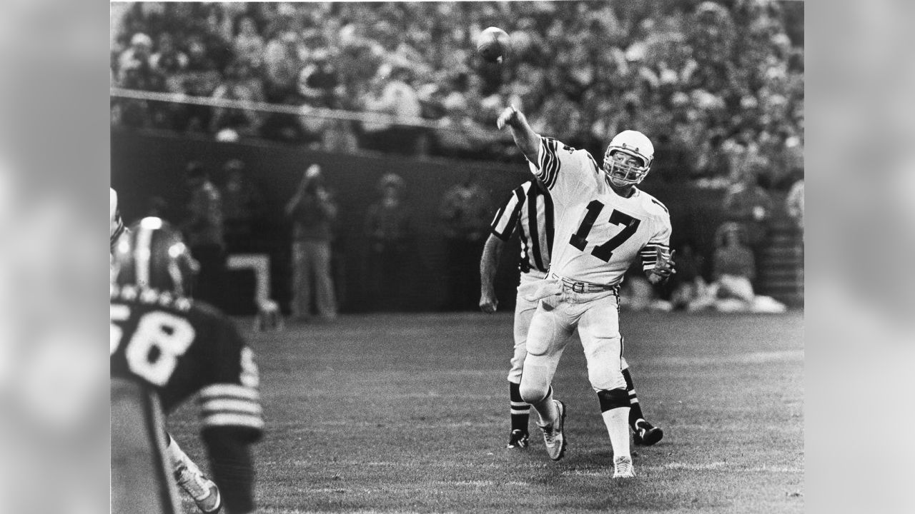 Longtime QB Jim Hart will join Arizona Cardinals greats in the ring of honor