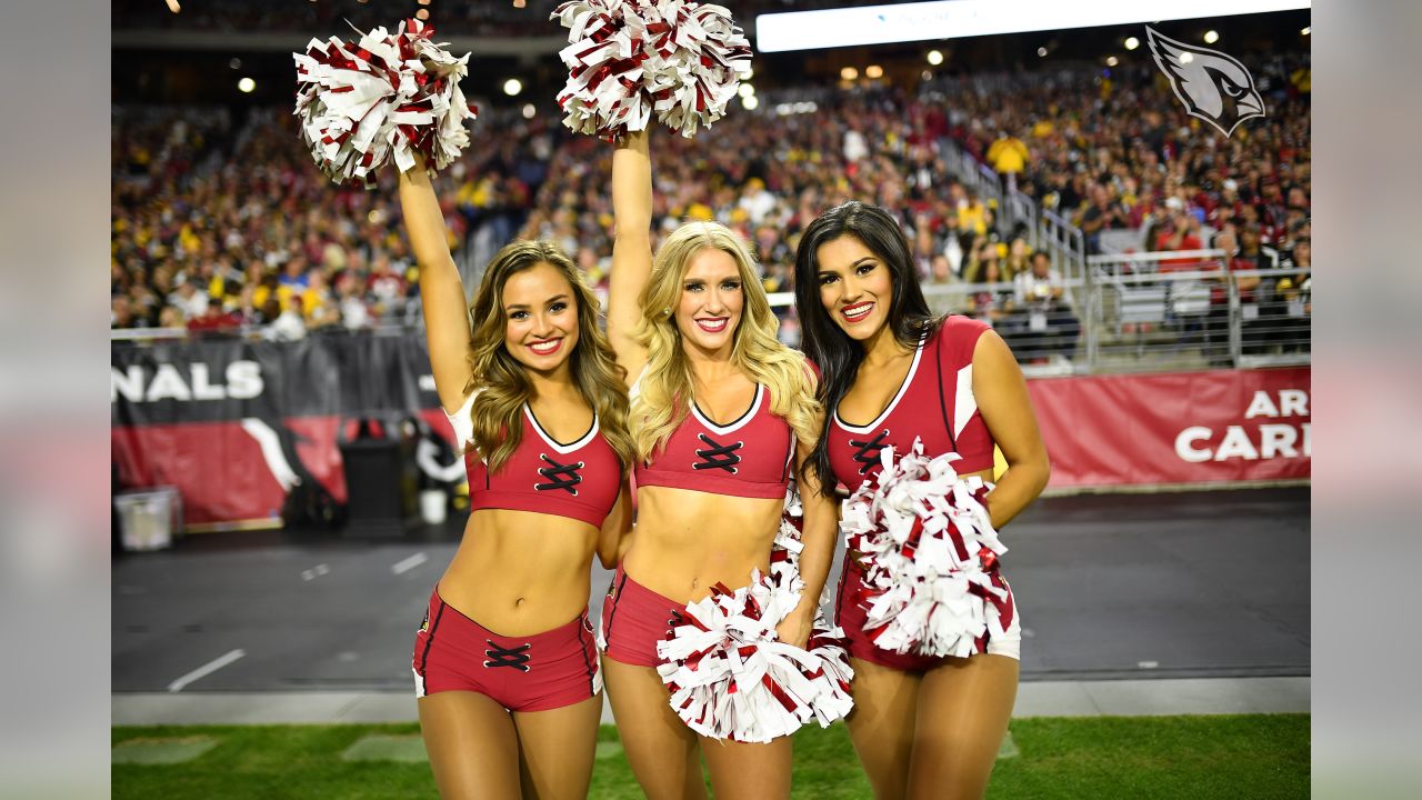 Arizona Cardinals cheerleaders spread holiday cheer to Fort Bliss