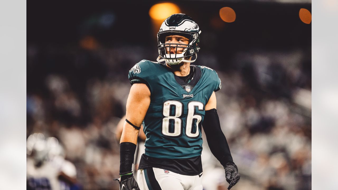 Tight end (86) Zach Ertz of the Arizona Cardinals warms up before playing  against the Green