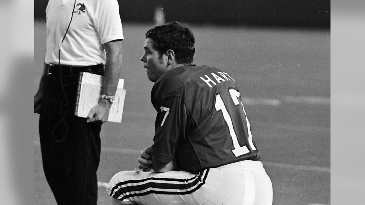 Longtime QB Jim Hart will join Arizona Cardinals greats in the