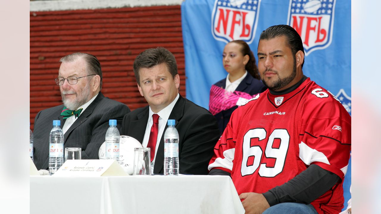 Safety Robert Griffith running out on field with Mexican flag iconic moment  of Cardinals' 31-14 win over 49ers in 2005