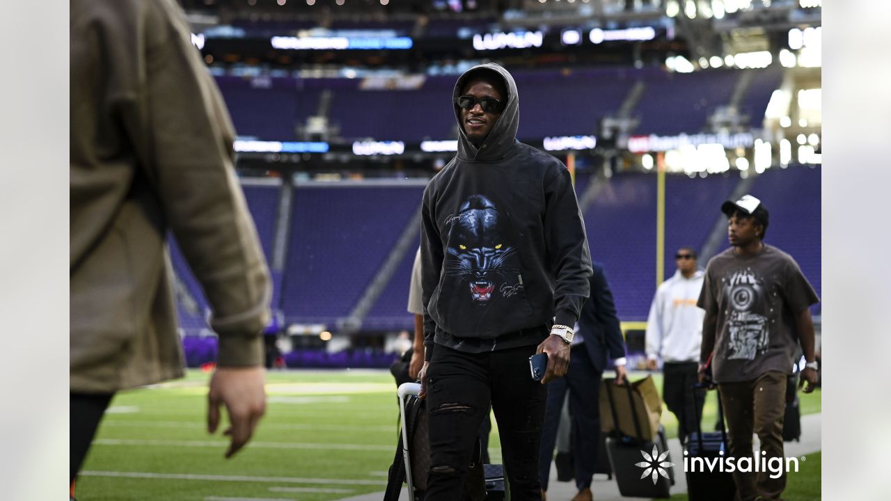 ARRIVAL PHOTOS: Cardinals Arrive For The Vikings Game