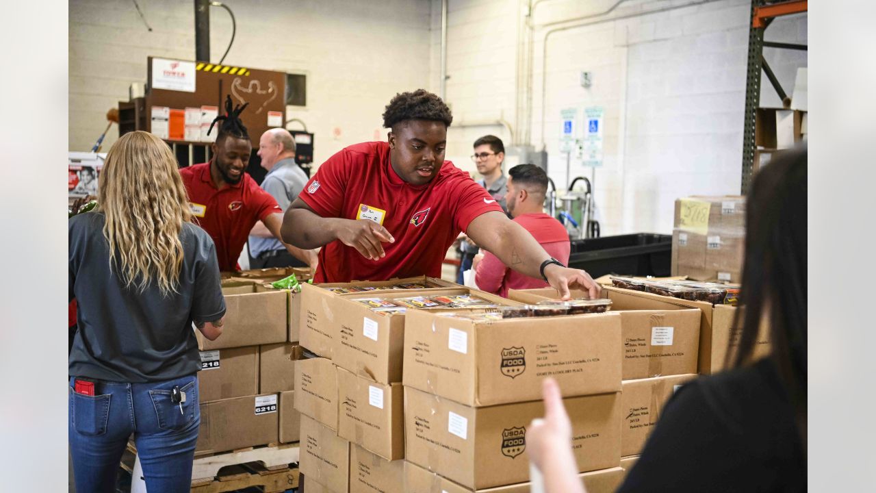 PHOTOS: Rookies Volunteer At United Food Bank