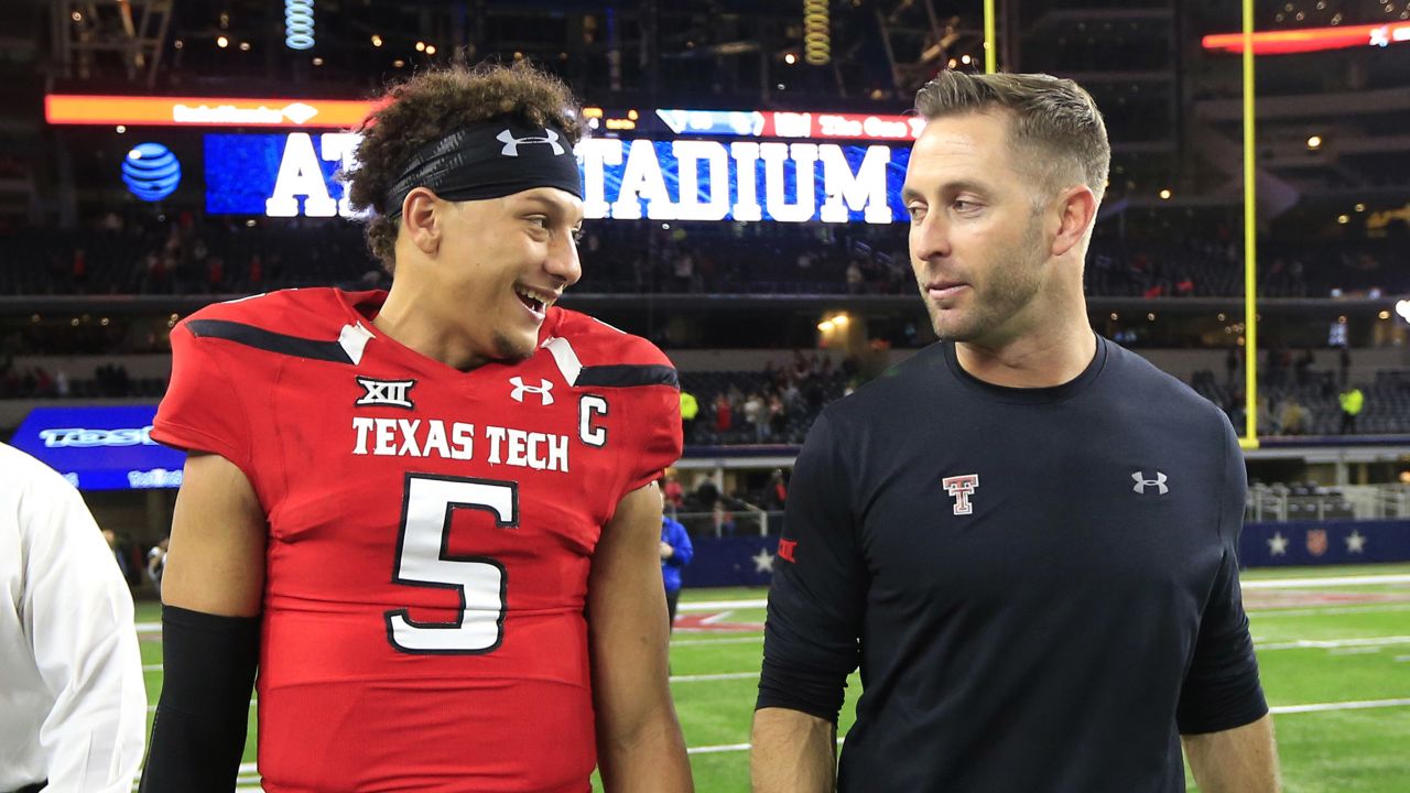 Arizona Cardinals head coach Kliff Kingsbury discusses the upcoming NFL  football draft during a news conference, Tuesday, April 16, 2019, in Tempe,  Ariz. (AP Photo/Matt York Stock Photo - Alamy