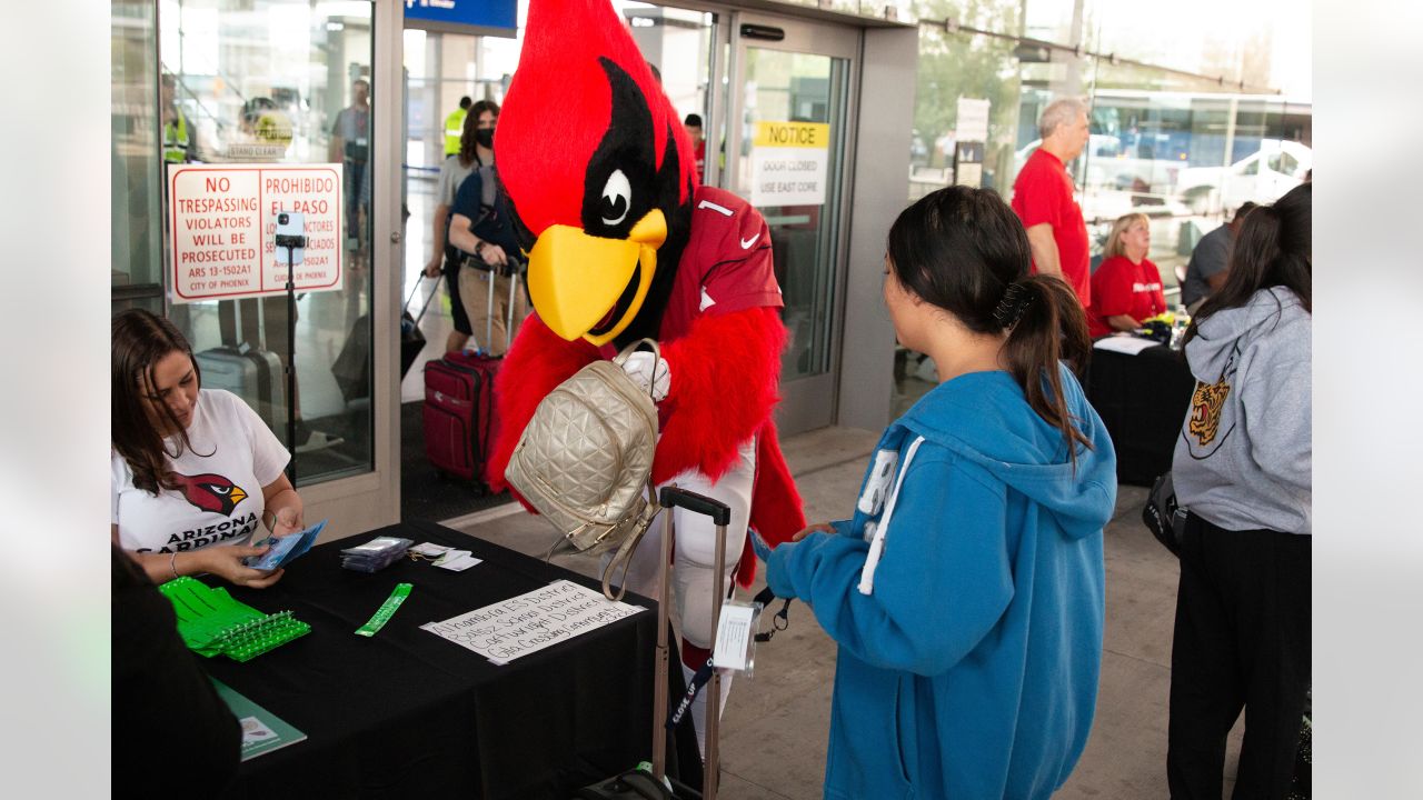 Arizona Cardinal teaches you the Dougie at LASEC NFL101 event