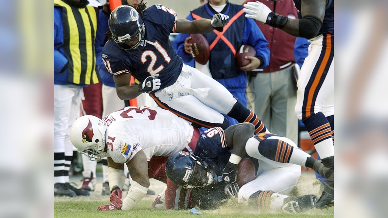 Wilber Marshall of the Chicago Bears recovers a fumble and returns it