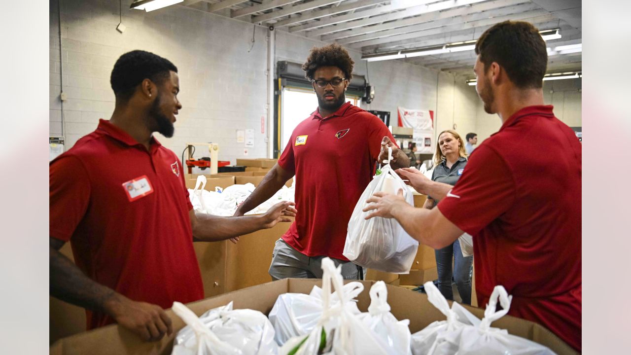PHOTOS: Rookies Volunteer At United Food Bank