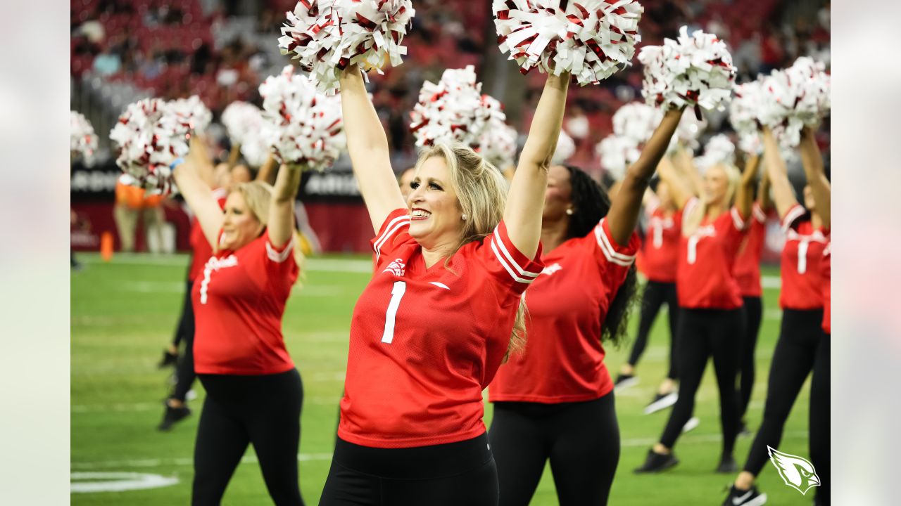 A Kansas City Chiefs cheerleader before an NFL preseason game between  Kansas  city chiefs cheerleaders, Kansas city chiefs, Women leggings outfits