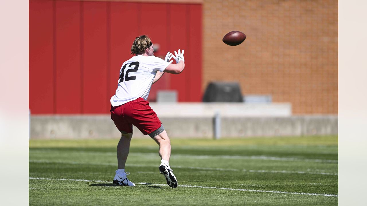 Arizona Cardinals rookie B.J. Ojulari works out during an NFL football mini  camp, Friday, May 12, 2023, in Tempe, Ariz. (AP Photo/Matt York Stock Photo  - Alamy