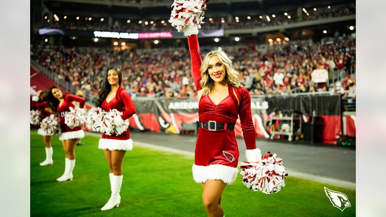 Indianapolis Colts Cheerleaders wow crowd during Cardinals game