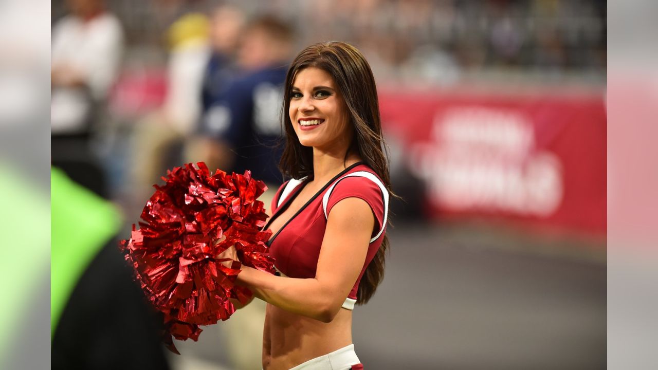 Watch Martellus Bennett dance with the Patriots cheerleaders after