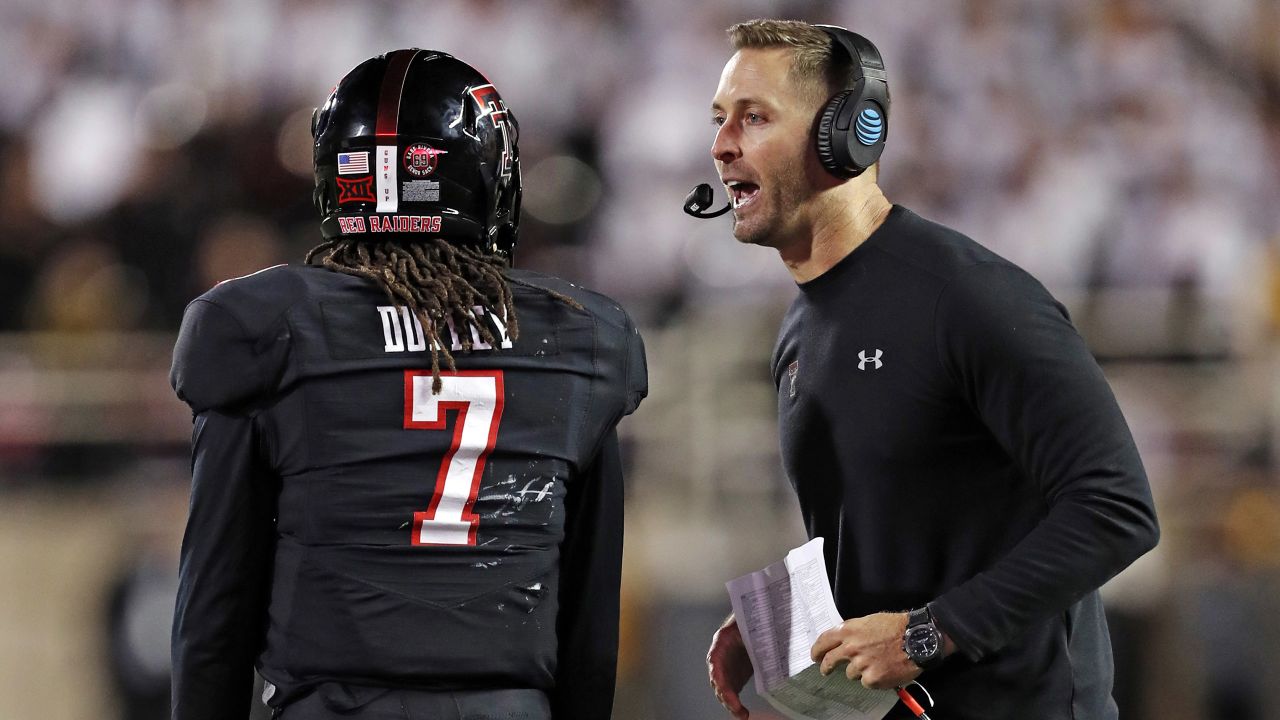 Arizona Cardinals head coach Kliff Kingsbury discusses the upcoming NFL  football draft during a news conference, Tuesday, April 16, 2019, in Tempe,  Ariz. (AP Photo/Matt York Stock Photo - Alamy